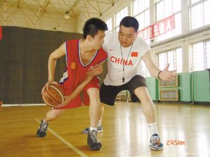 媒体记者如何报道篮球选秀权的动态_1